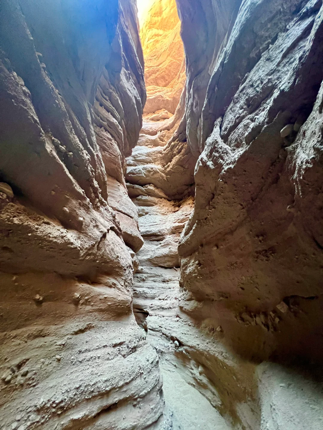 LA Hiking - Discover the "Mini Version" of Antelope Canyon!!!

Explanation:  
- "惊现" translates to "discover" or "stumble upon," conveying the excitement of finding something unexpected.  
- "简易版" is translated as "mini version" or "simplified version," indicating a smaller or less complex version of the famous Antelope Canyon.  
- "羚羊谷" is directly translated as "Antelope Canyon," a well-known natural landmark.  

