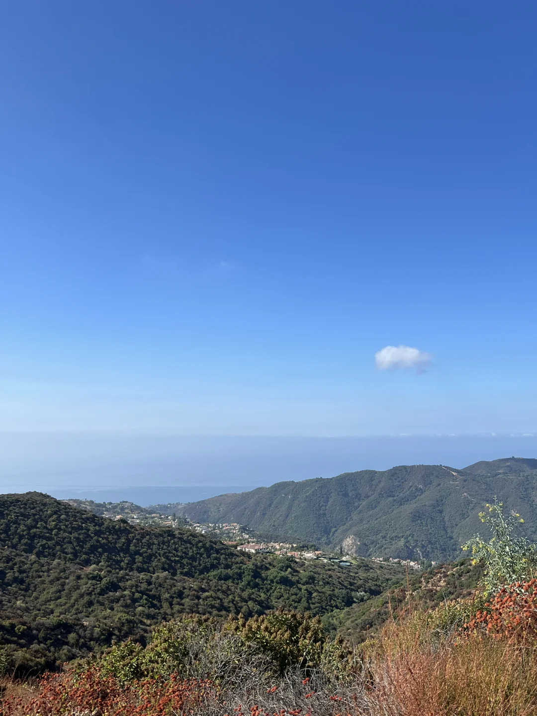 Fewer crowds, stunning views! Hike up the mountains and gaze at the sea🌊