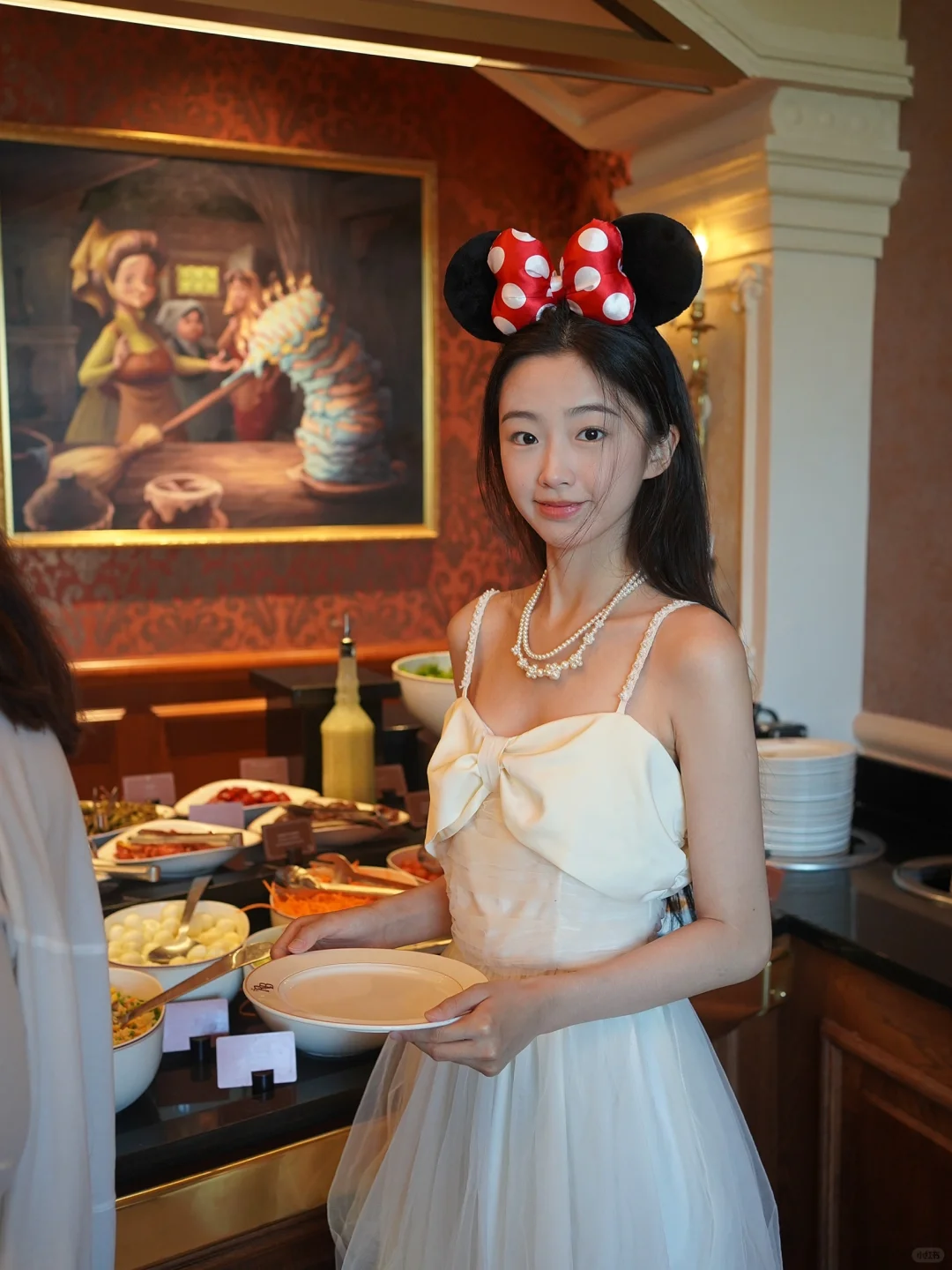 Even Disney princesses have to serve dishes, huh? 👋🏻