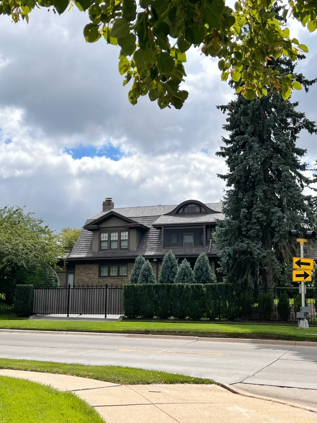 Passing by "Stock God" Warren Buffett's House—Gotta Soak Up Some Financial Luck! 😆