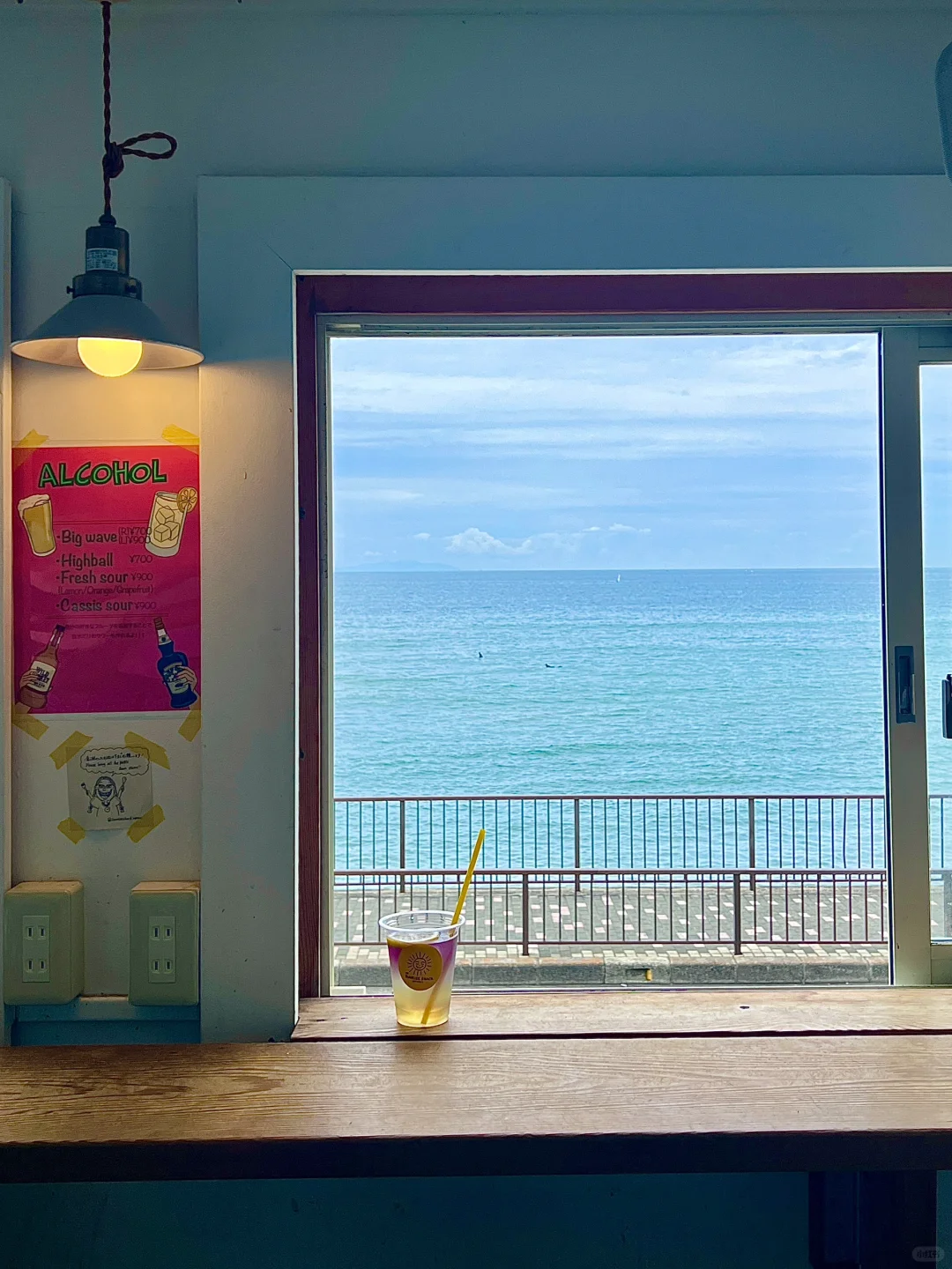 🌊 I came to Kamakura just for this window view! You can see the entire ocean!