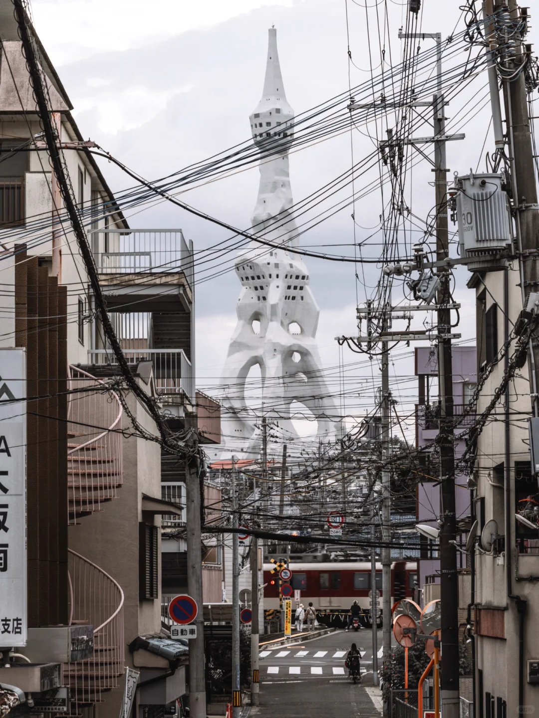 OMG! This is no AI creation—the "Colossal Enigmatic Tower" actually exists in the city!