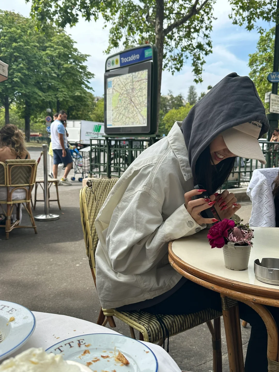 Bumping into Blackpink's Lisa at a Trendy Paris Café 🖤🩷