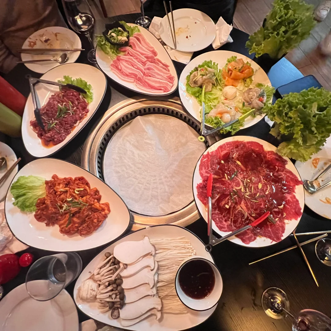 Score a Deal at Seoul's Dining Hall - All-You-Can-Eat Korean Food Bonanza! 💯