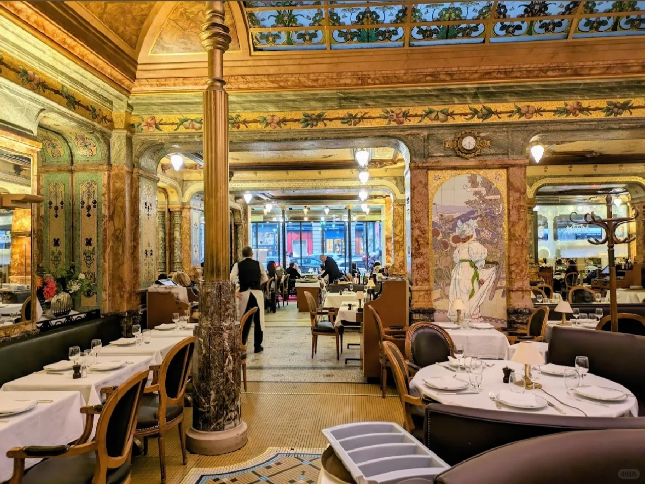 Stumbled upon a century-old shop near the 'Old Buddha,' walked right in!