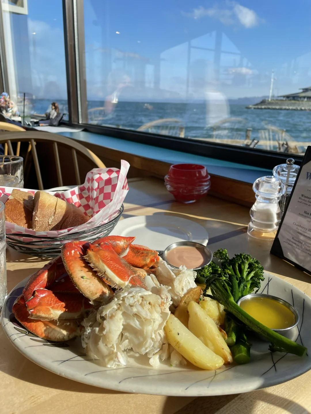Seattle Food Adventure: All-You-Can-Eat Dungeness Crab Feast 🦀