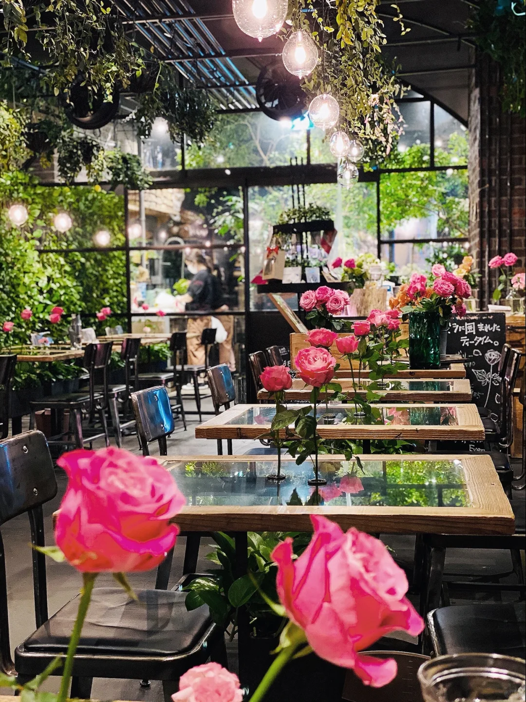 Tokyo Akasaka | What Kind of Divine Restaurant is This?! Roses Blooming Inside 🌹