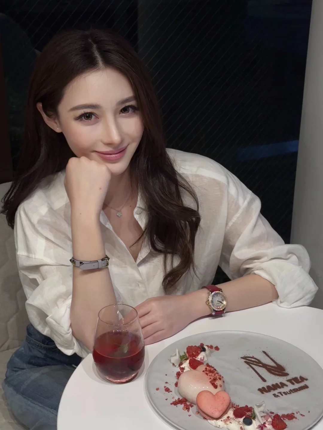 Couldn't resist, kissed her 💋