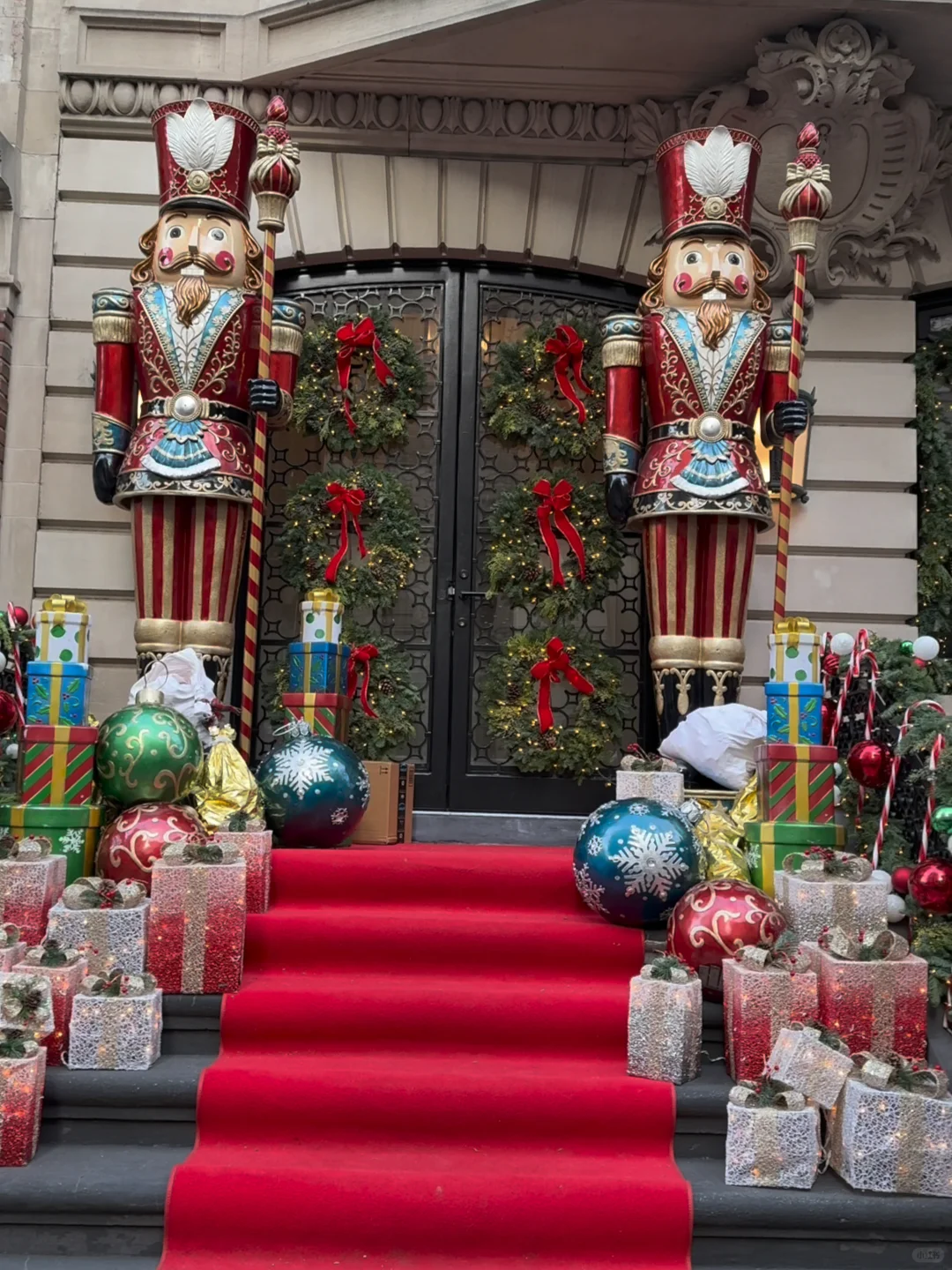 When it comes to Christmas vibes🎄, nothing beats our Upper East Side!