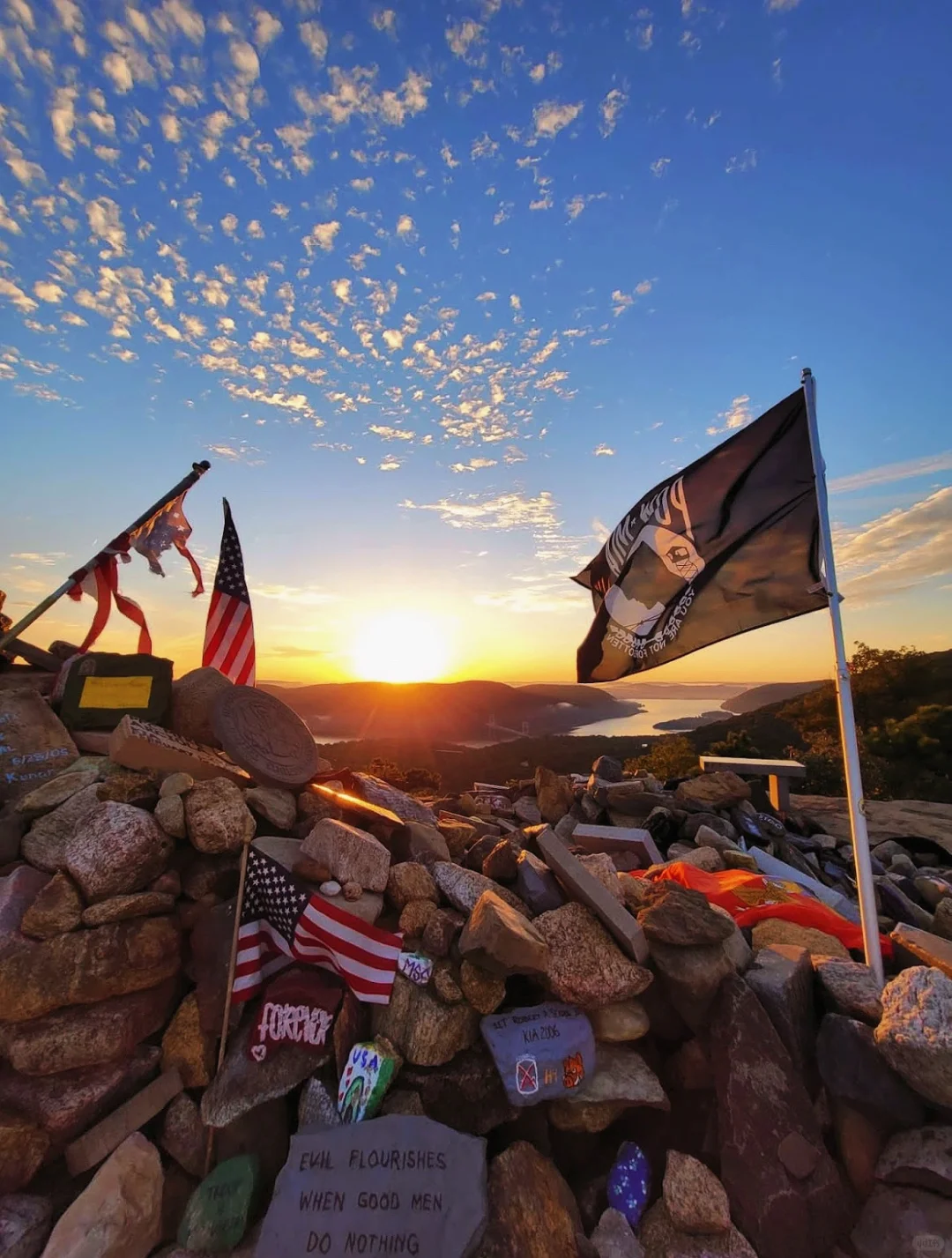 Join Us for a Hiking Adventure in NYC: Bear Mountain's High-End Offbeat Trail 🥾🐻