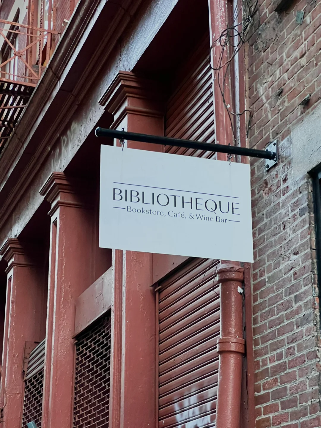 New York | A Café Where You Can Sip Wine and Read Books 🍷