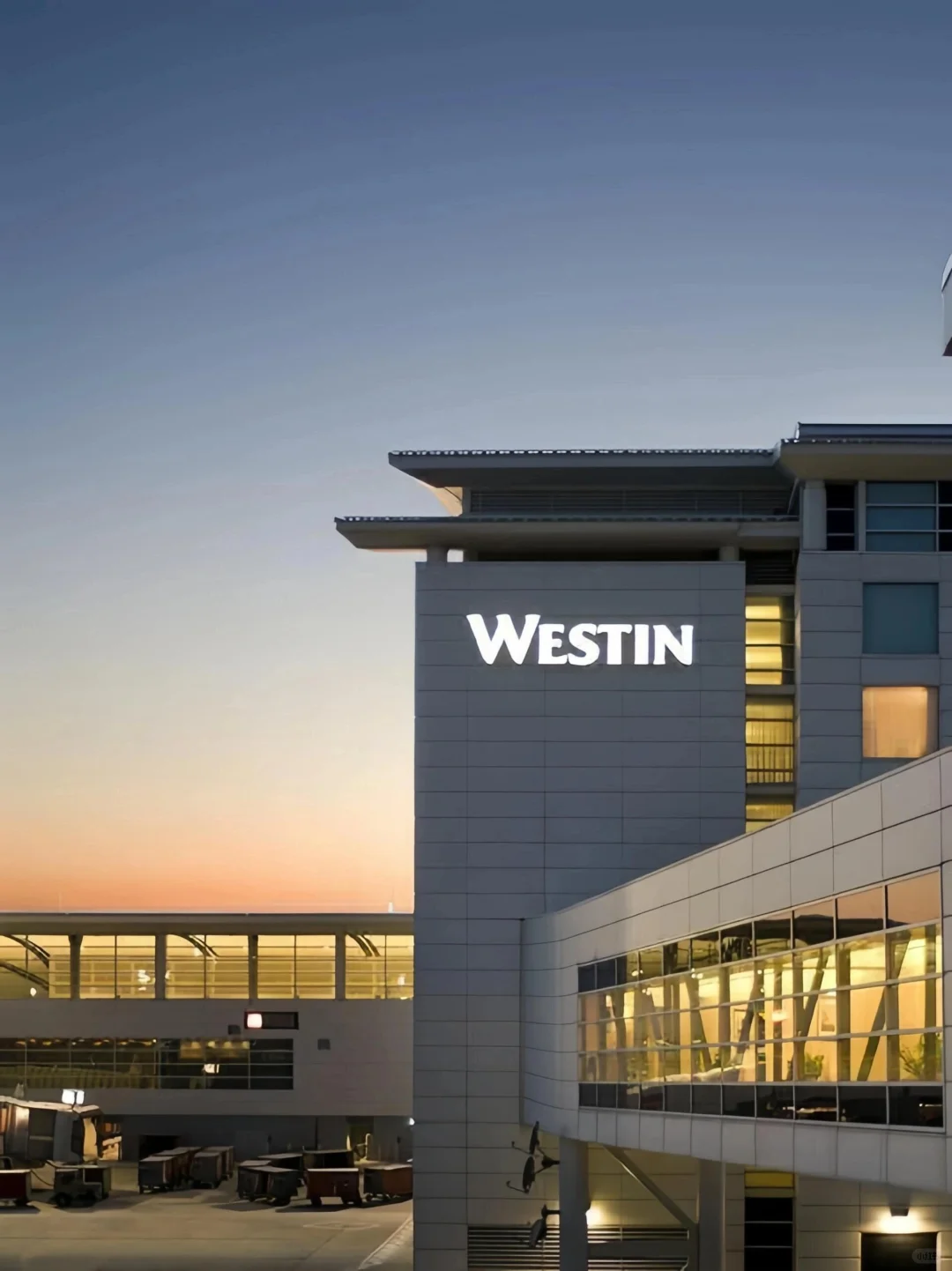 "Convenient and Affordable Airport Hotel for an Overnight Layover in Detroit 🙊"