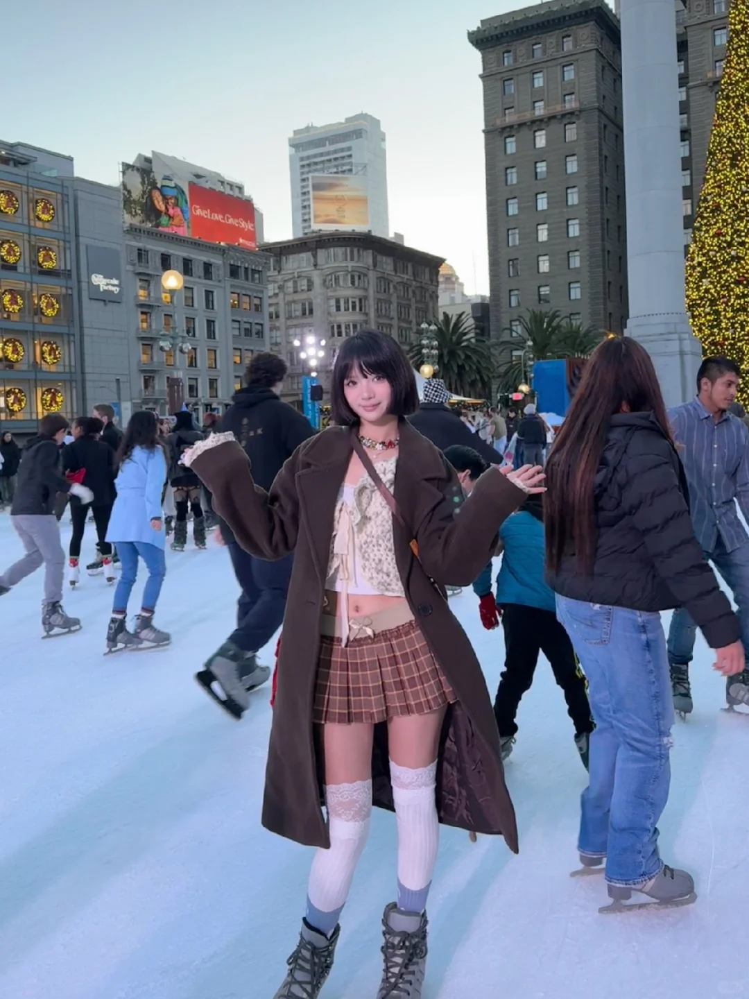 Daily in SF｜🎄 Skating Under the Christmas Tree ✰•.🪄 .✰•