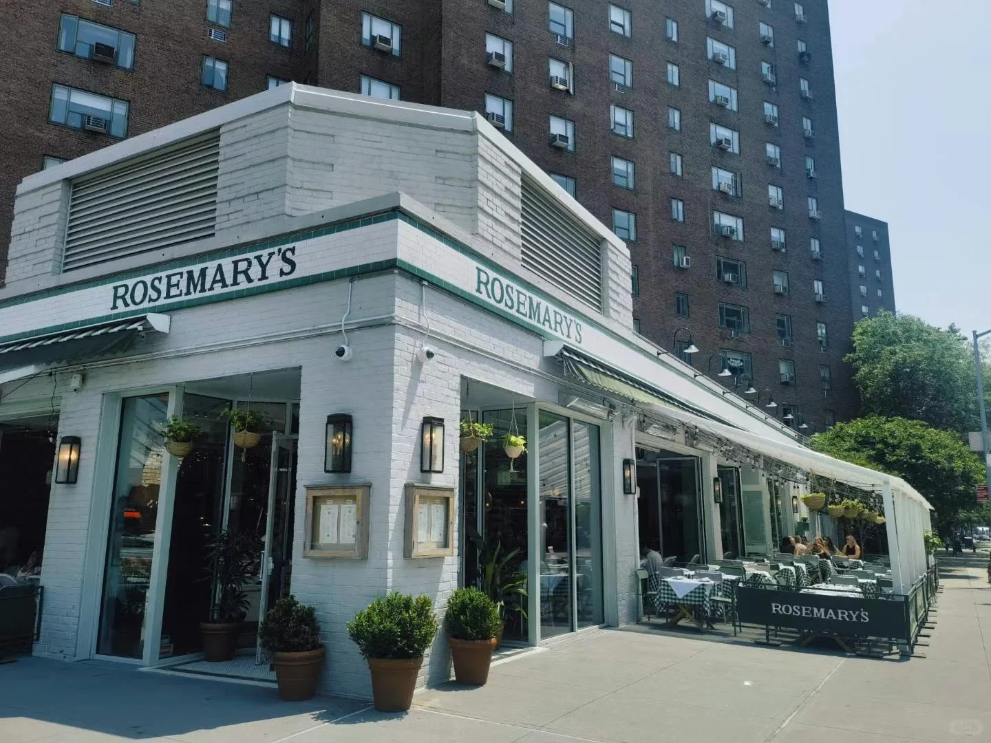 📍 Rosemary’s East | A Cozy Corner in NYC’s East Village