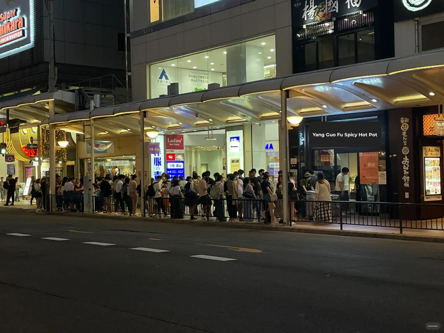 Today, Yang Guofu Claims the Top Spot in the Queue at Kyoto's Shijo Street