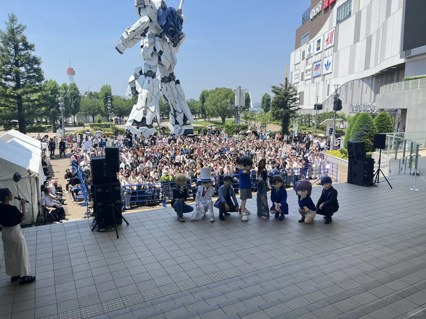 Mai Kuraki Makes an Appearance at the Opening of Conan Theme Park, Takes a Group Photo with 7 Character Figures