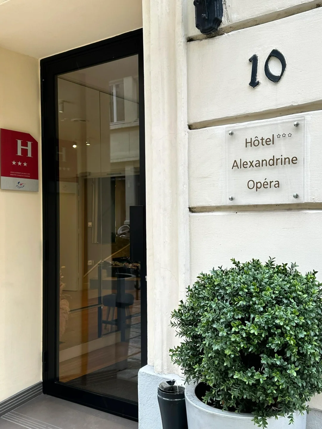 🇫🇷 Top-Notch Budget Hotels in Paris – Next Stop, This One!