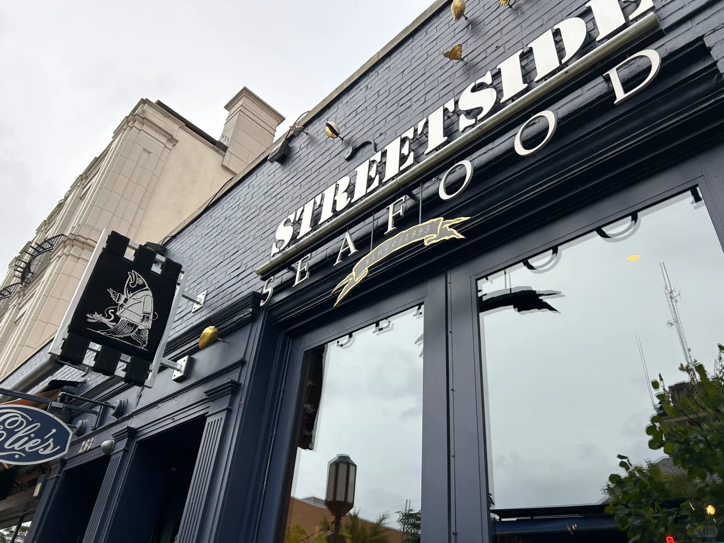 Exploring Detroit: A Hidden Gem Seafood Spot by the Street 🐟