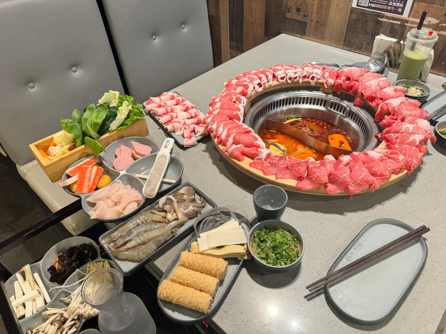 **Title:** Today I Went to Eat Liu Yi Shou Hotpot in San Diego 🇺🇸🍲~  

**Category:** Men's Casual Pants  
**Product:** メンズ カジュアル パンツ  
**Material:** ポリエステル スパンツ 軽量 快適 通気性 4シーズン対応  
**Feature:** 伸縮性 花柄 ウエストバンド 軽量