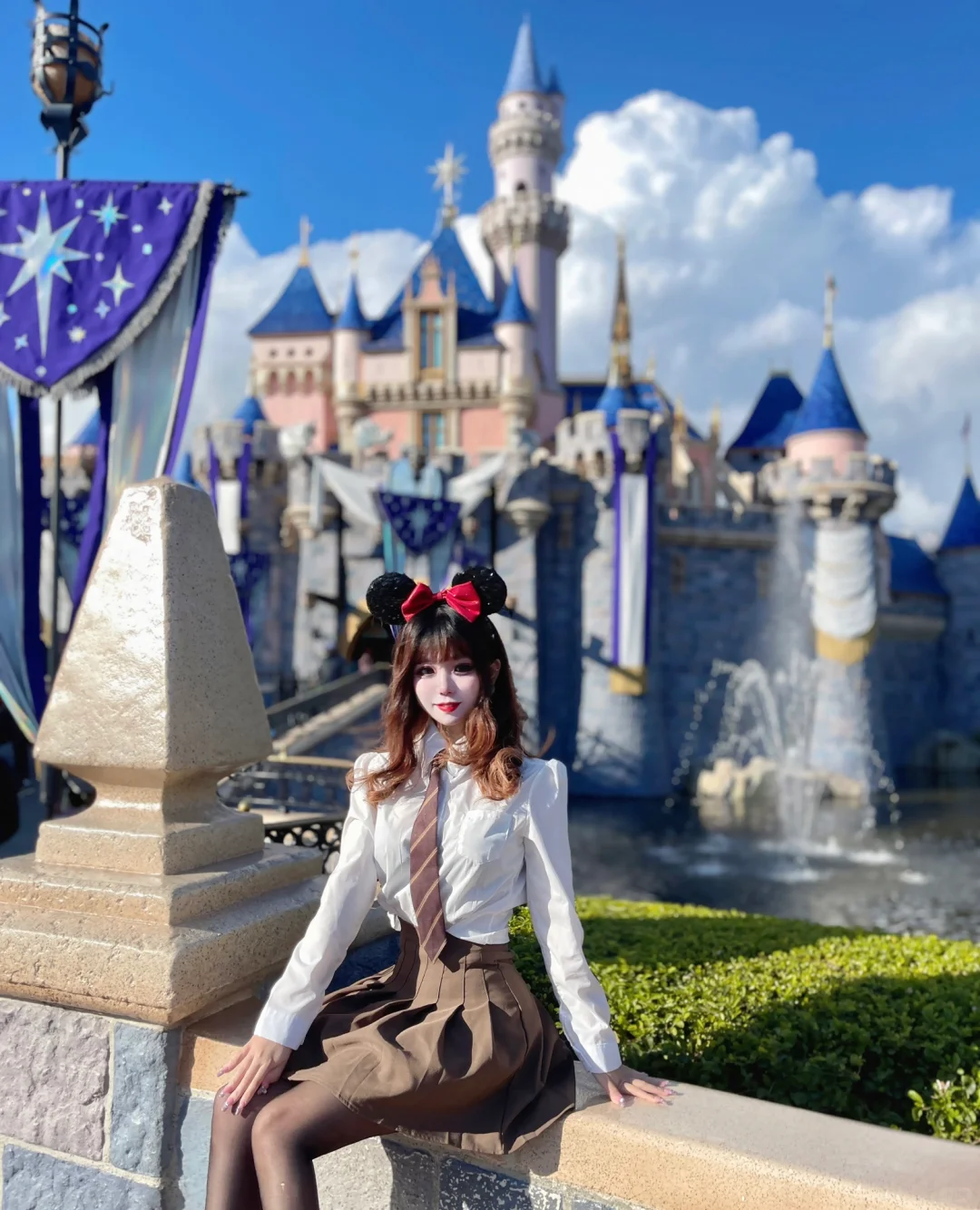 "Ultimate Guide to Capturing the Perfect Photos and Enjoying the Best of Disneyland LA🎀 During Christmas🎄🎆"